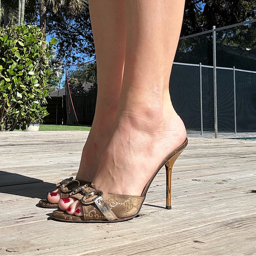 Y2K GG Gucci Gold Horsebit Heels, Size 8